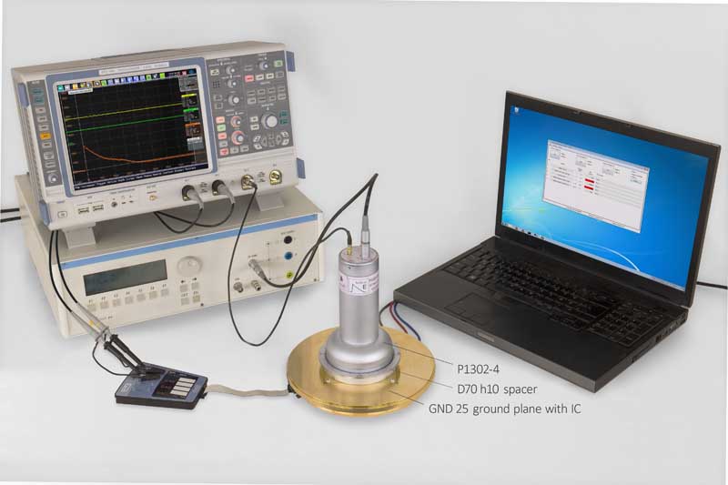 In einen Test-IC wird mit der E-Feldquelle P1302-4 Burst-E-Feld eingekoppelt.